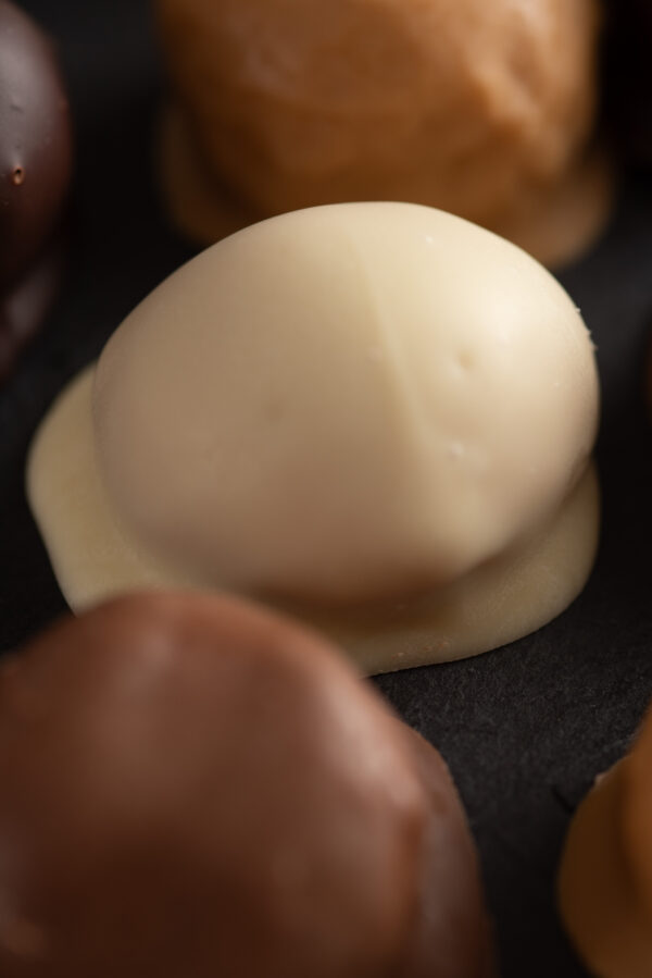 Bombón de Turrón con Chocolate Ivoire (Blanco)