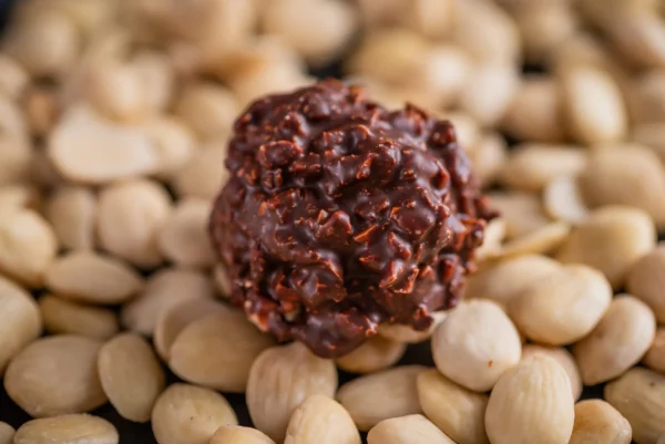 Bombón de Roca con almendre y chocolate negro Tulakalum