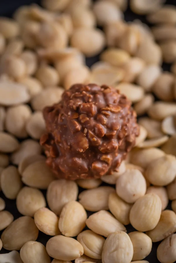 Bombón de roca con almendra y chocolate con leche Azélia