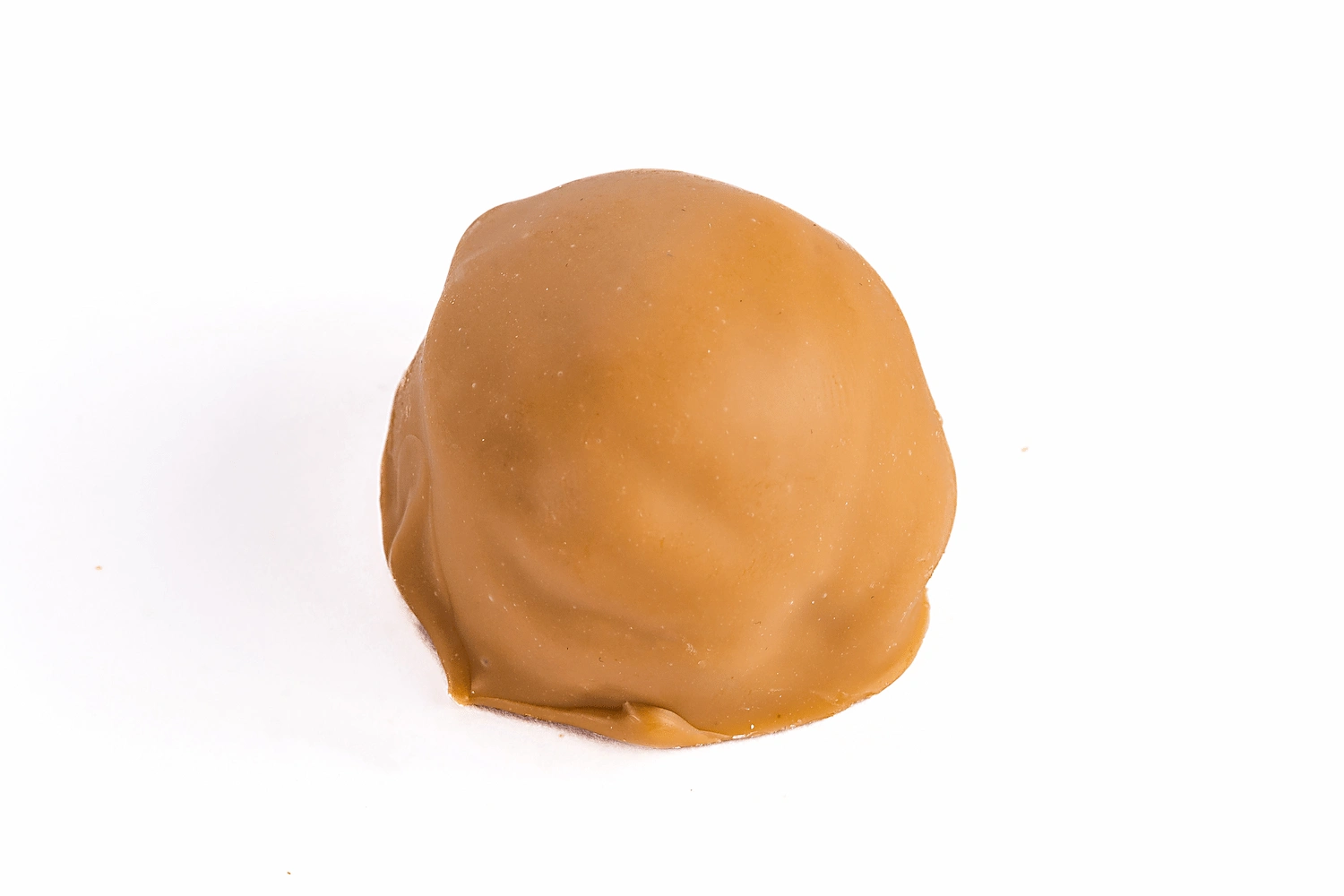 Bombon relleno de turrón con chocolate dorado